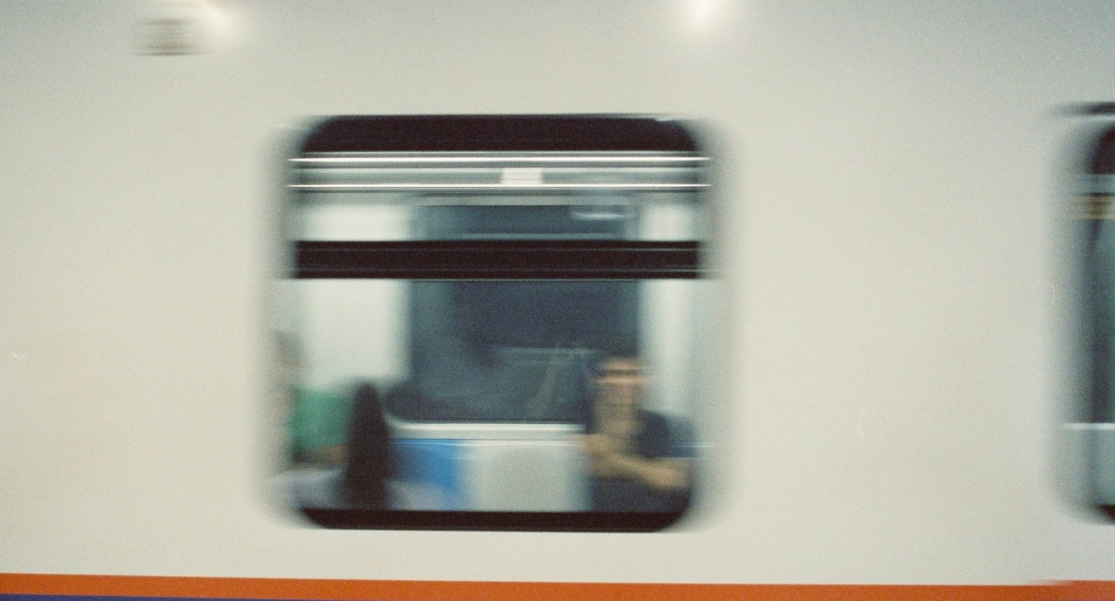 Fotografía de un tren en movimiento